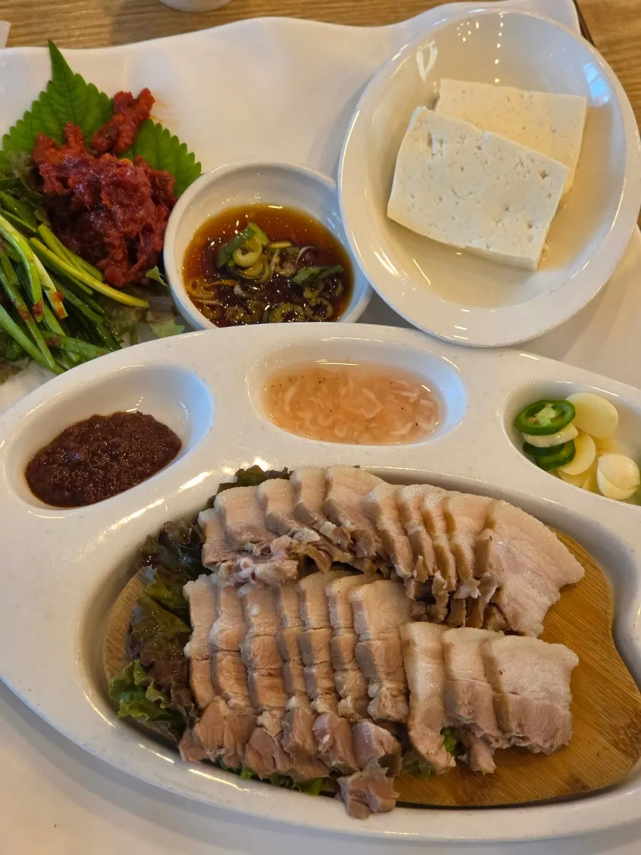 아기와 함께한 순두부 식사 장면