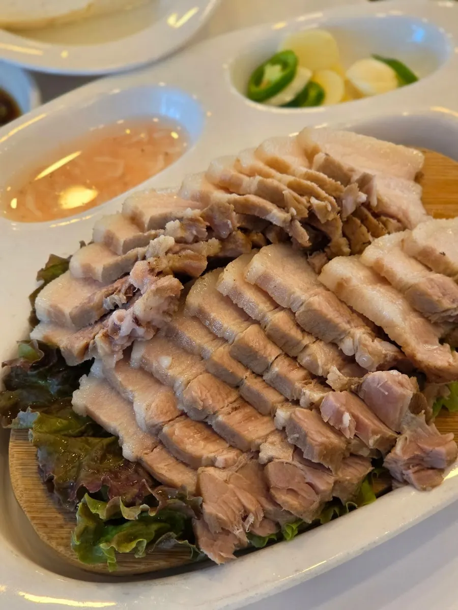 수육을 추가한 두부삼합 접시
