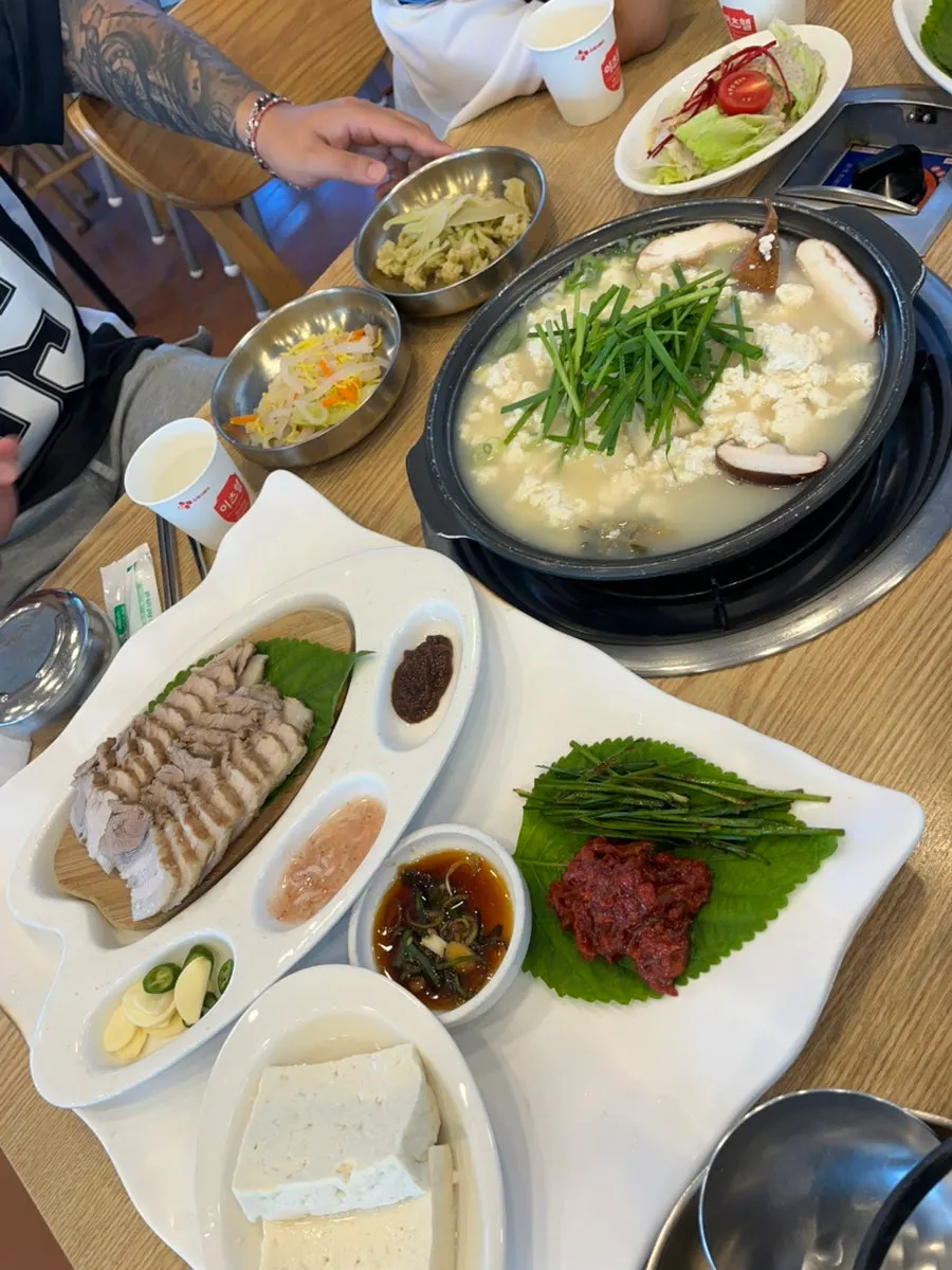 Table set with the basic spread