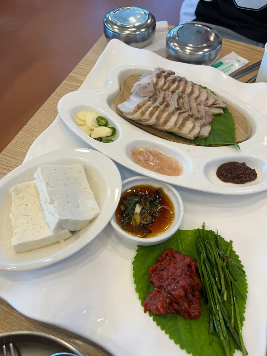 Tofu included in the set with the added bossam