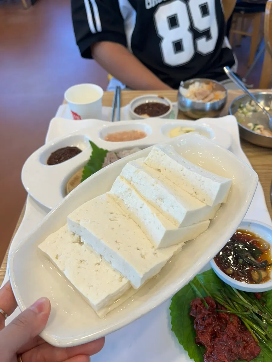 Extra bossam and half a block of tofu that were ordered