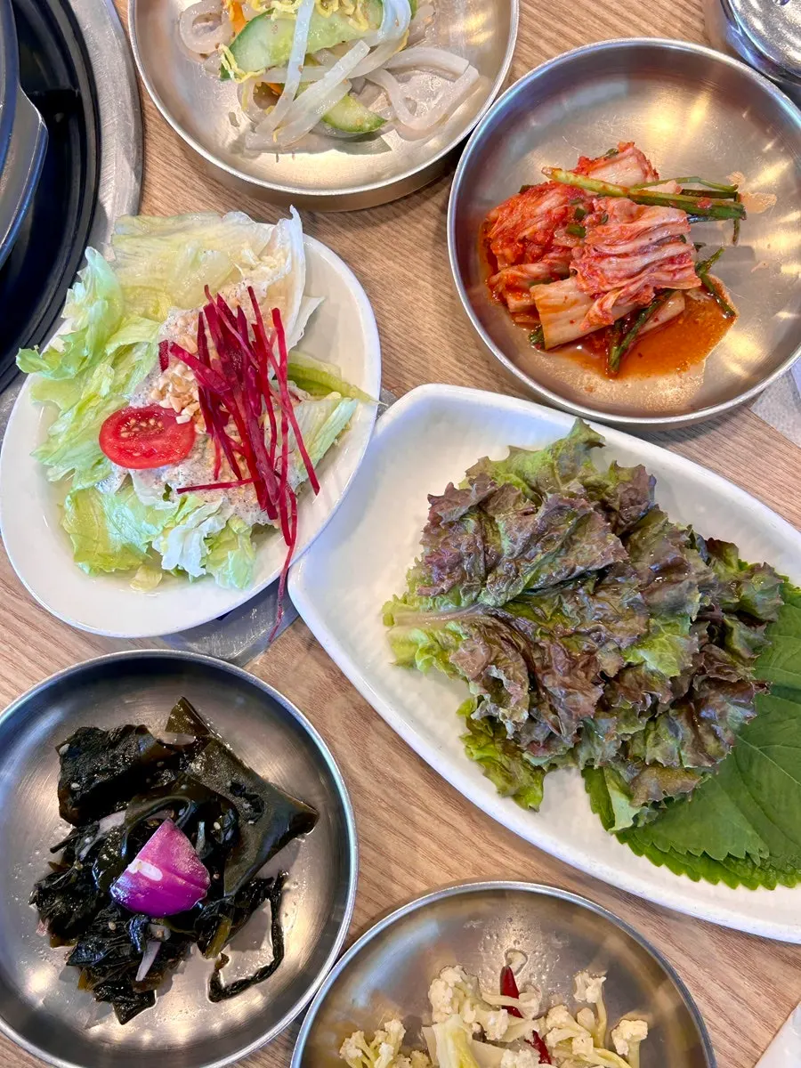 깔끔하게 차려진 밑반찬 상차림