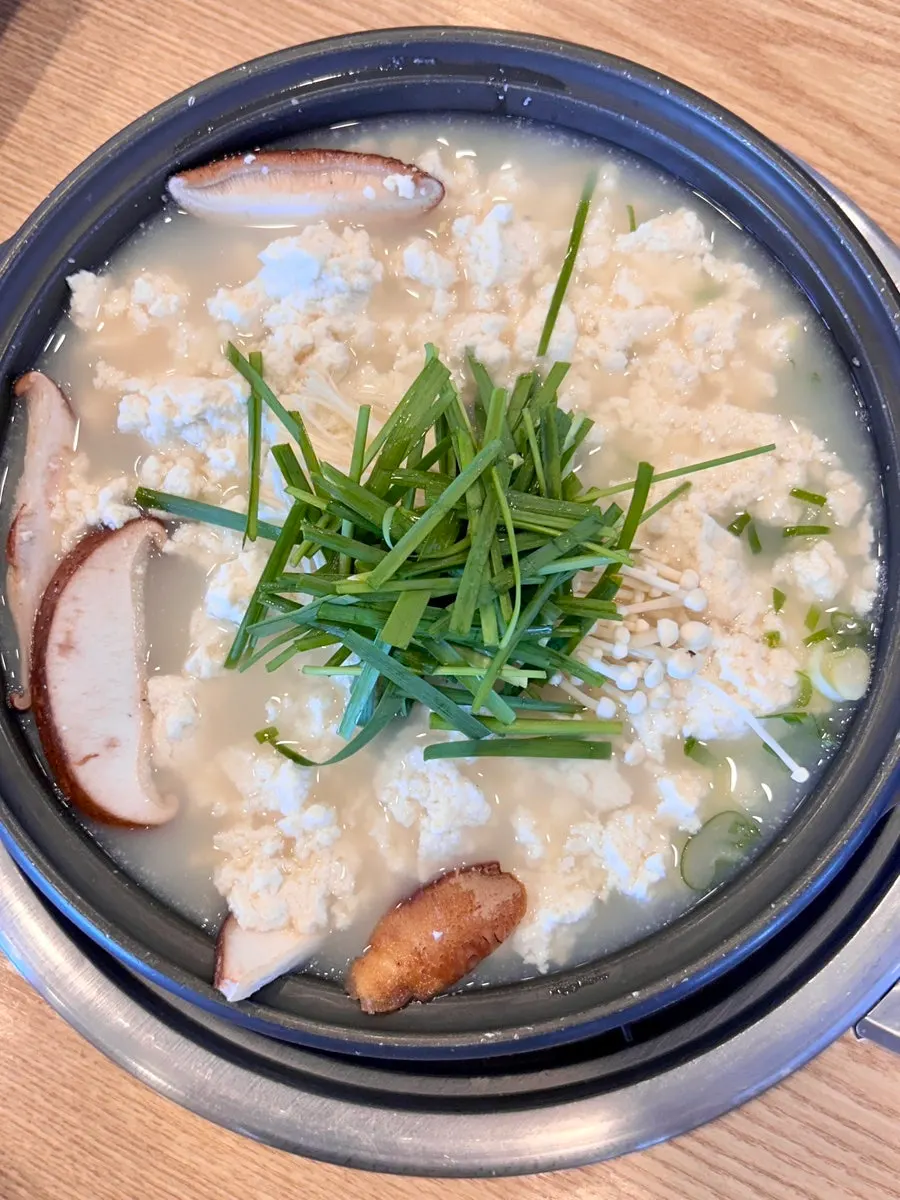 끓기 시작한 순두부전골 냄비