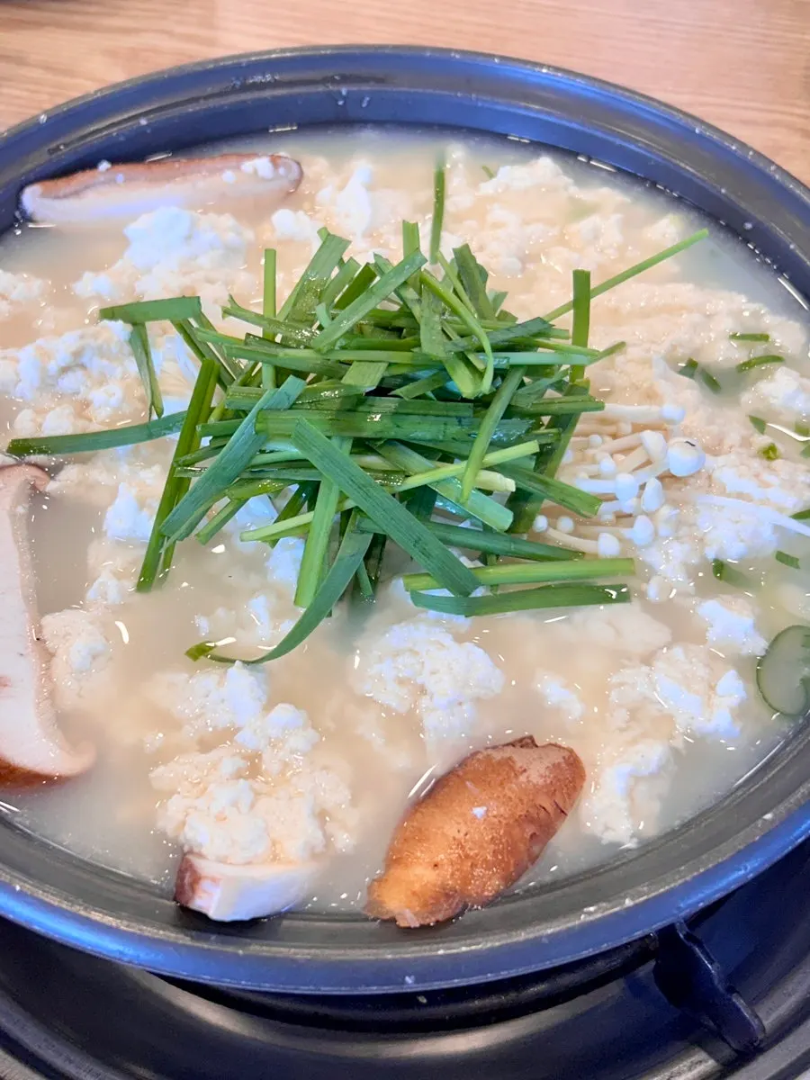 맑은 국물 순두부전골 한 그릇