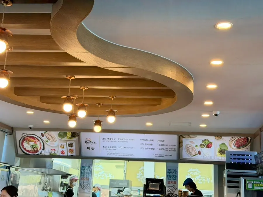 Clean, tidy interior seating at Jeong Eunsuk Chodang Sundubu