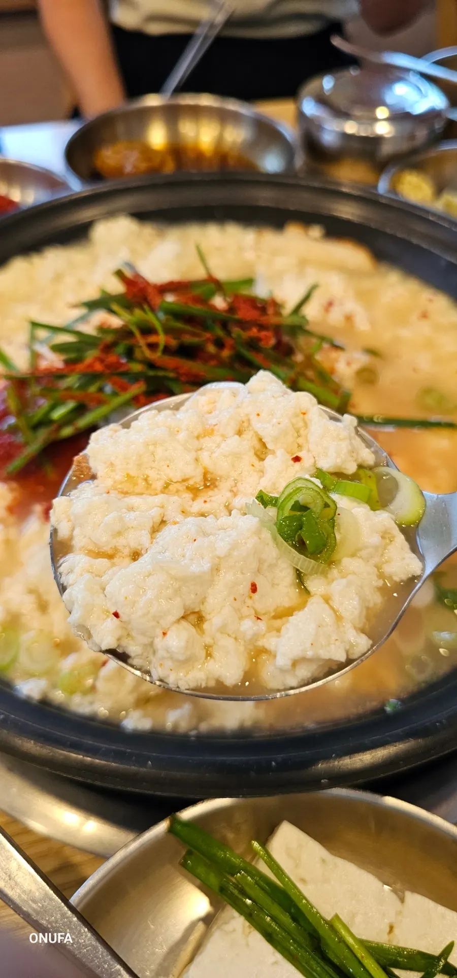 젓가락으로 집어 올린 부드러운 초당순두부