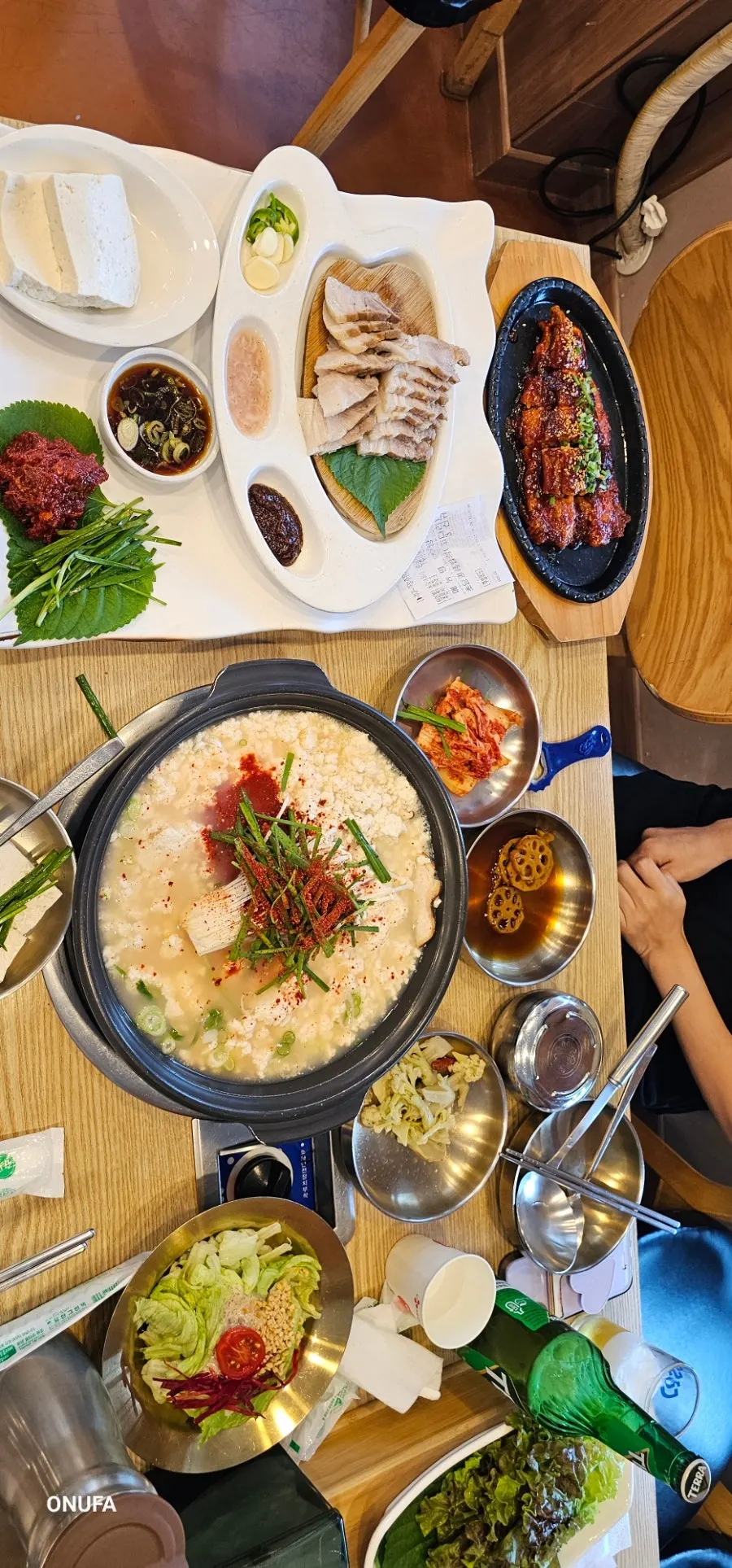 순두부전골과 반찬이 놓인 식사 테이블