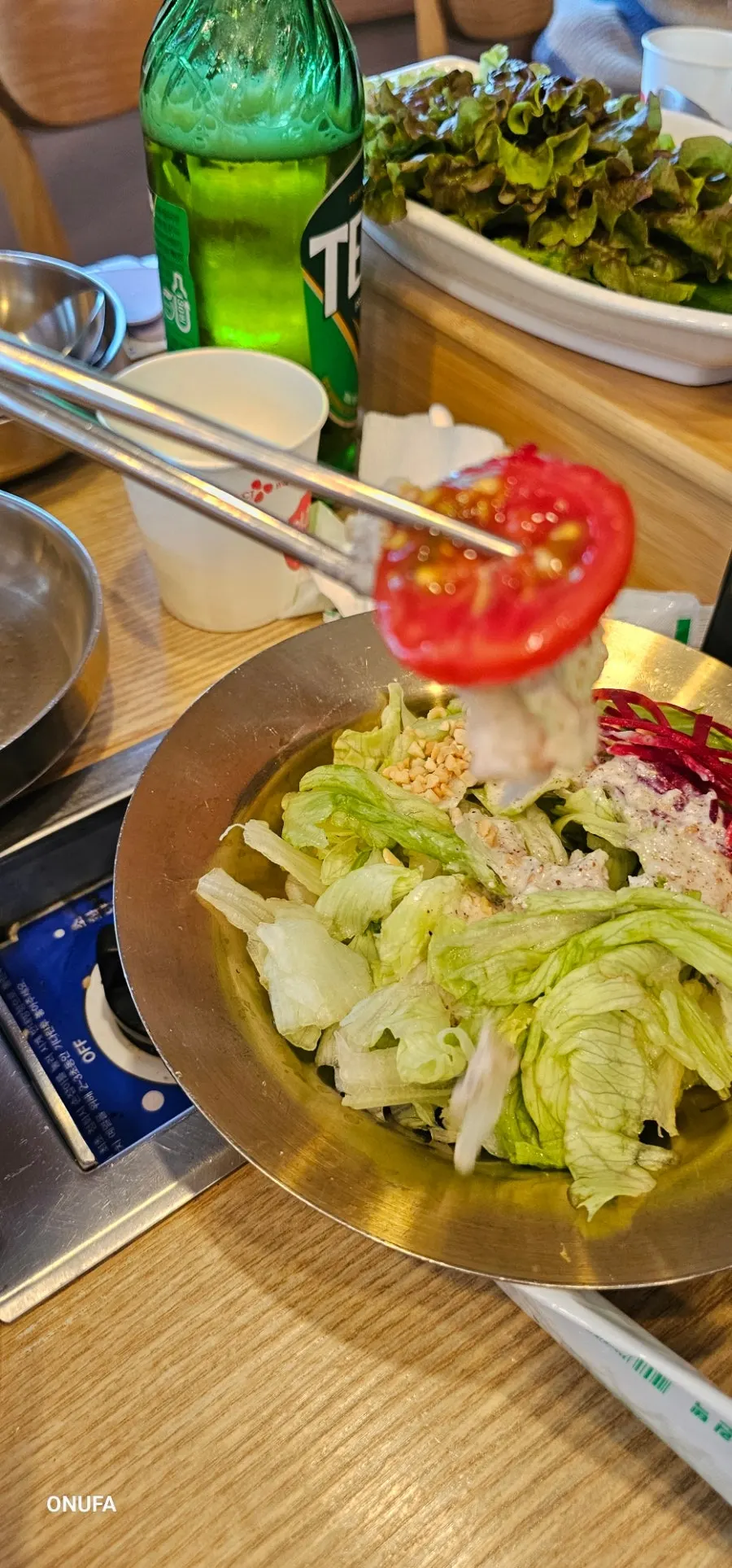 두부삼합을 쌈으로 먹는 모습