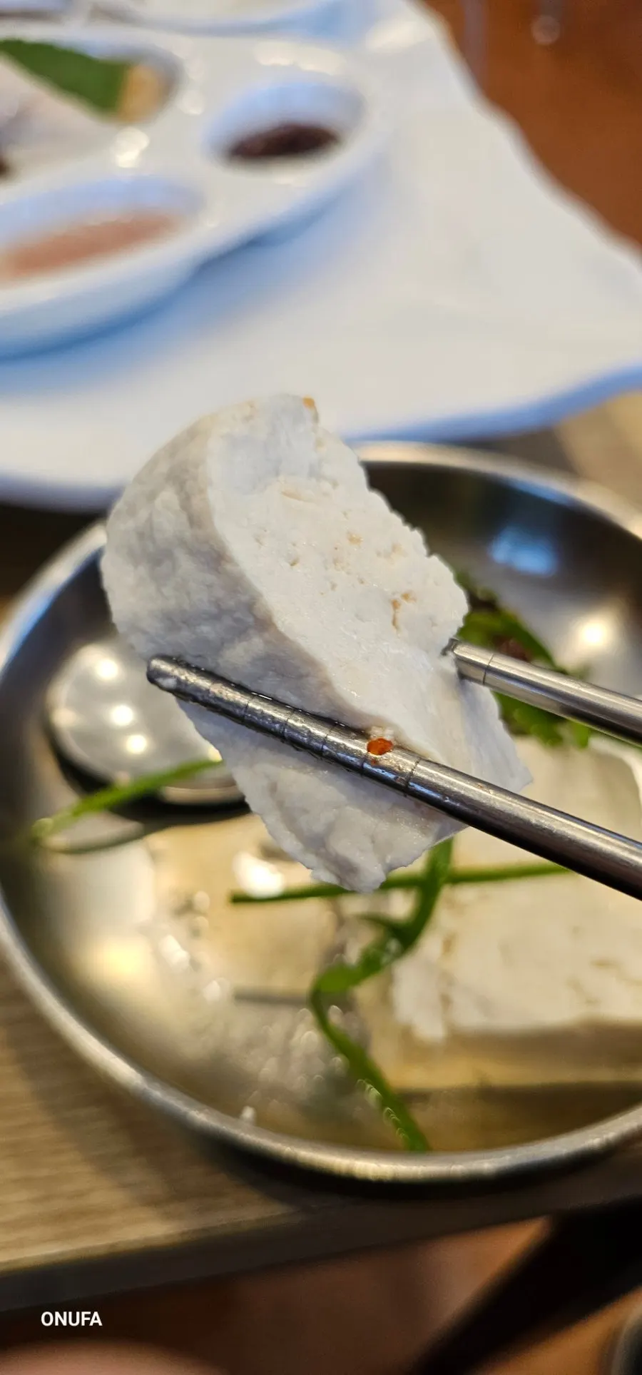 순두부전골 국물을 떠올린 숟가락