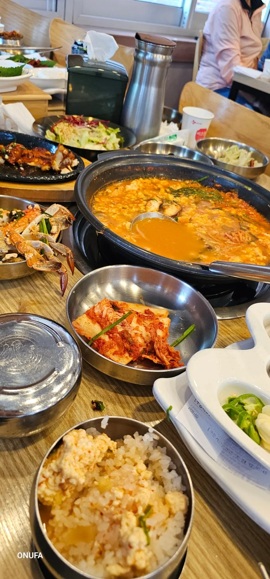 가족 식사 중인 초당 명품밥상 테이블