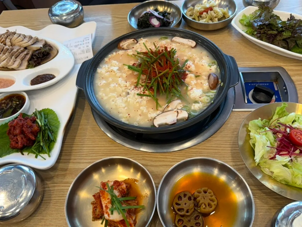 Two kinds of table sets laid out together