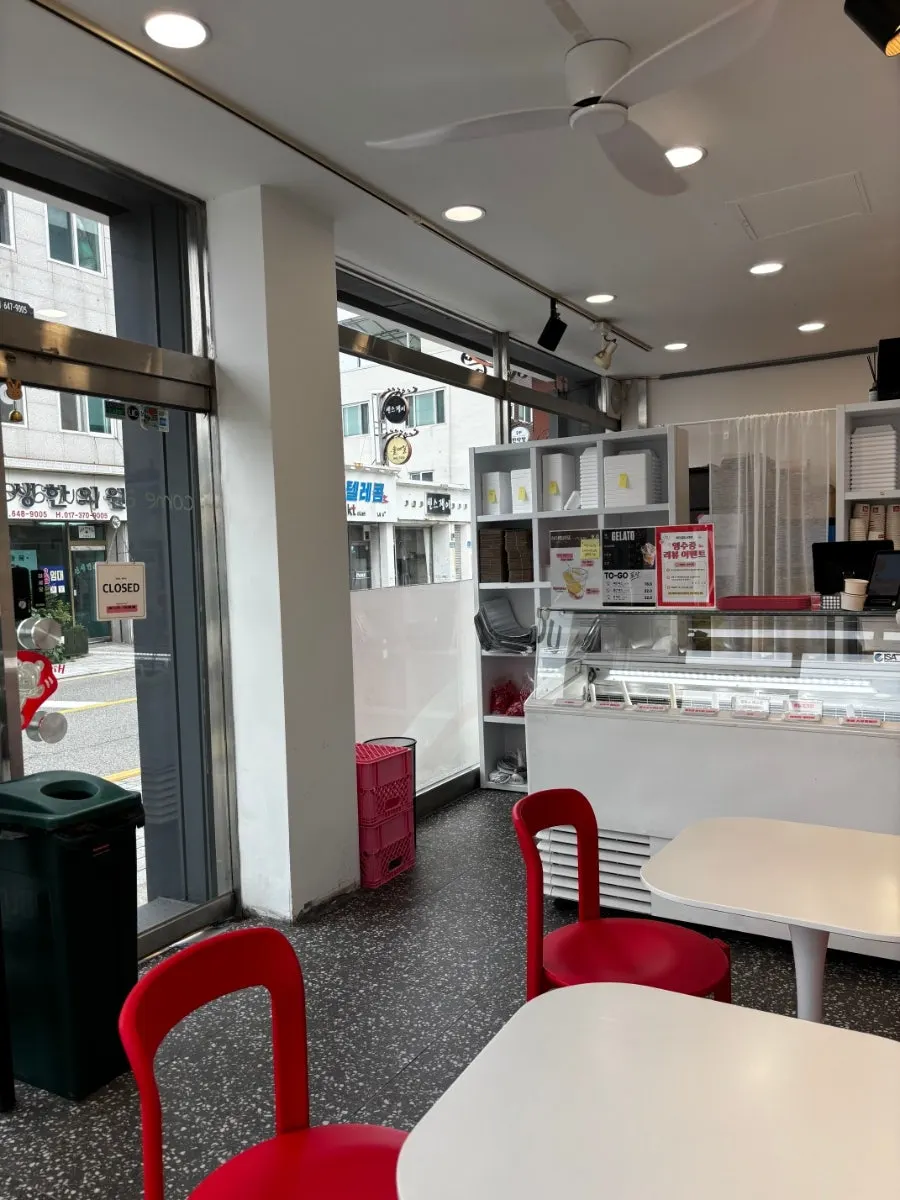 View around the Hi Gelato entrance