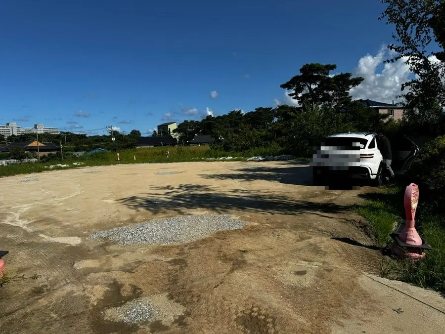 Spacious private parking lot in front of the Jeong Eunsuk Chodang Sundubu building