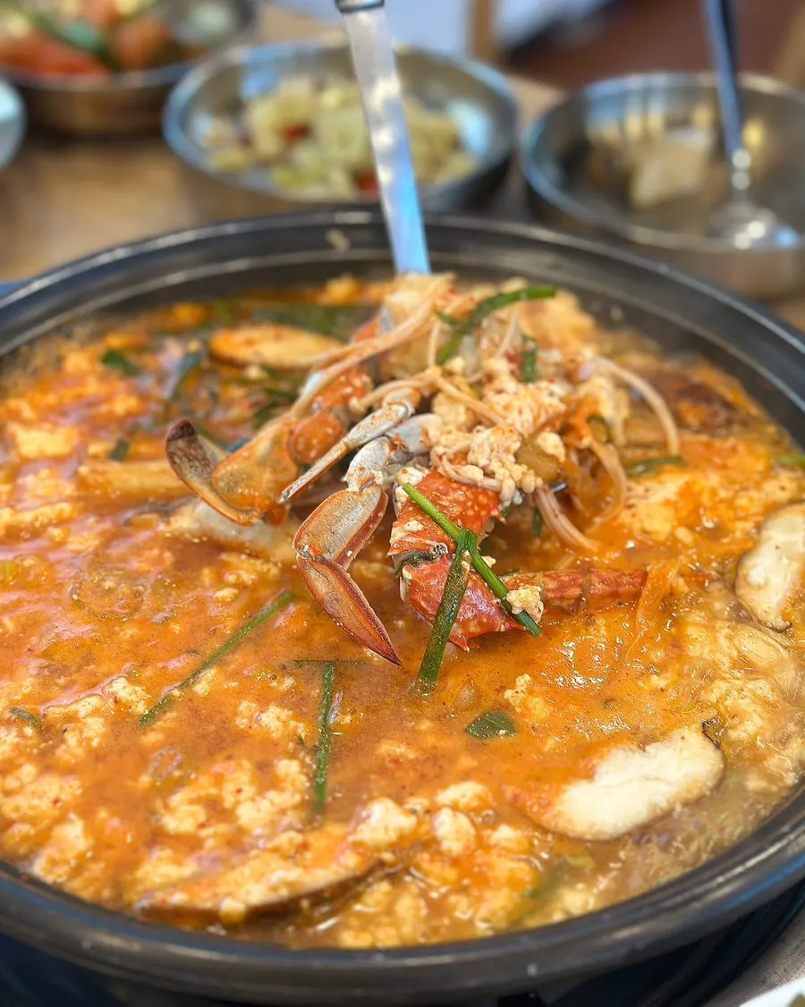 국자로 뜬 순두부전골 건더기