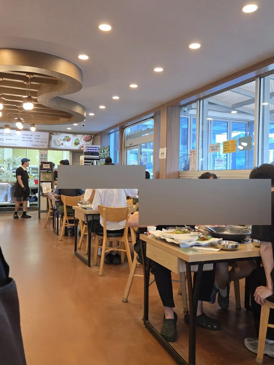 Overview of seating inside Jeong Eunsuk Chodang Sundubu
