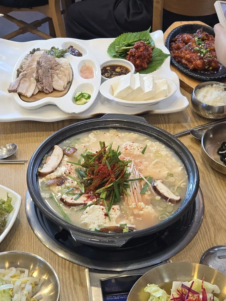 The premium table set with basic side dishes laid out