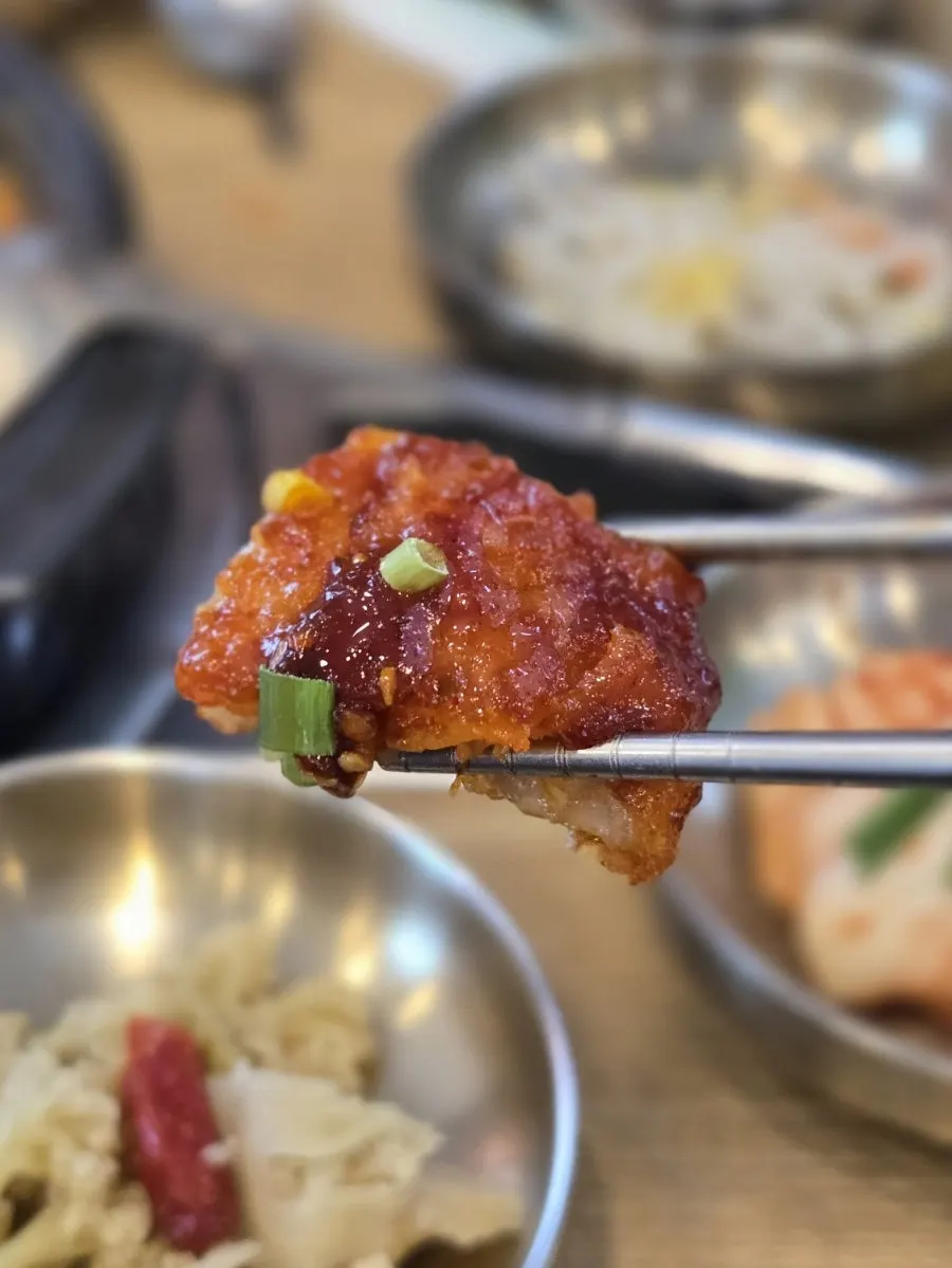 Eating codari-jorim flesh together with rice