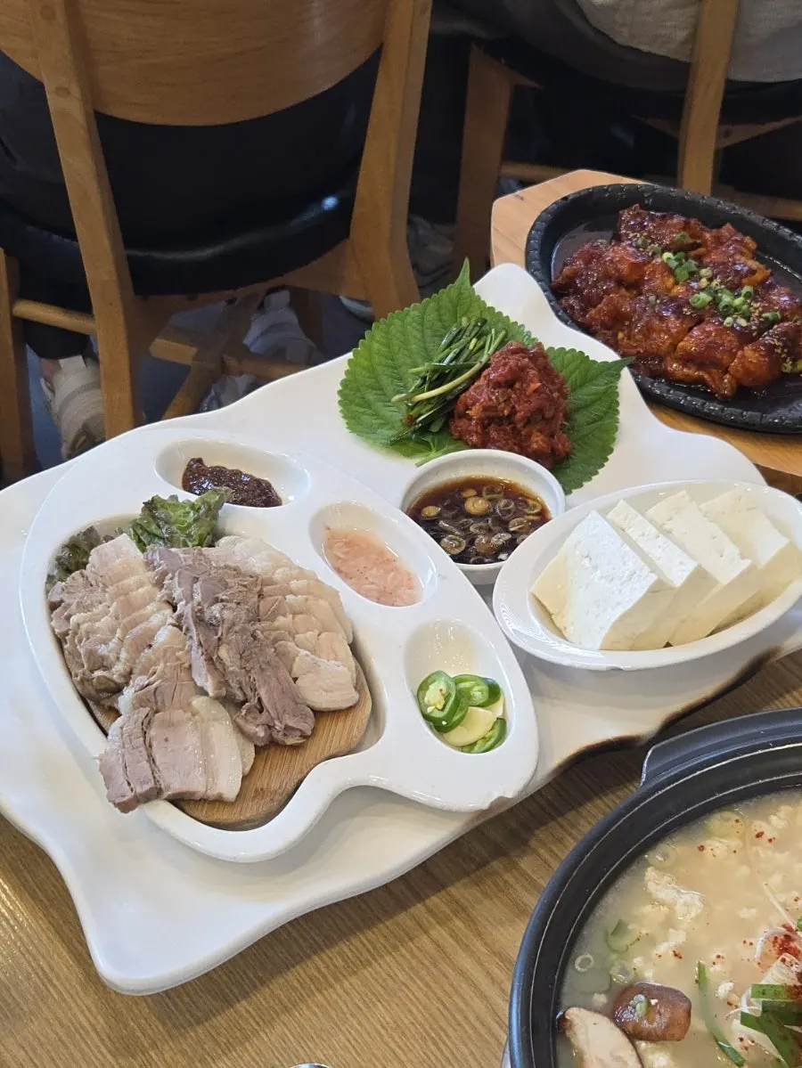 Plate of tofu samhap set on the table