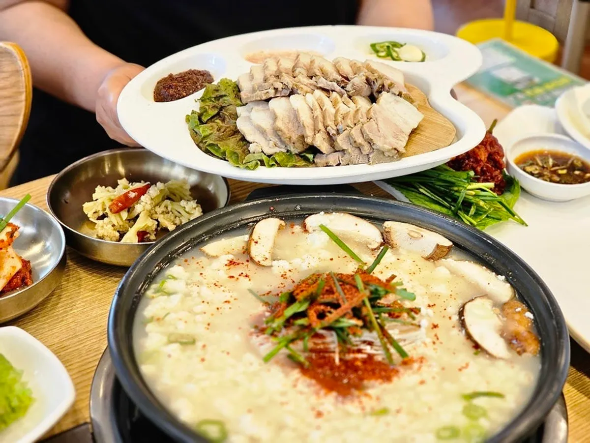 Full Myeongpum table spread at Jeong Eunsuk Chodang Sundubu