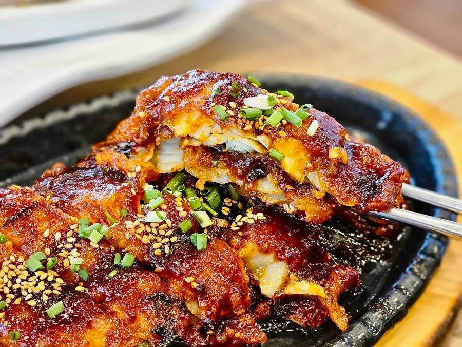 Braised pollock flesh soaked in sauce