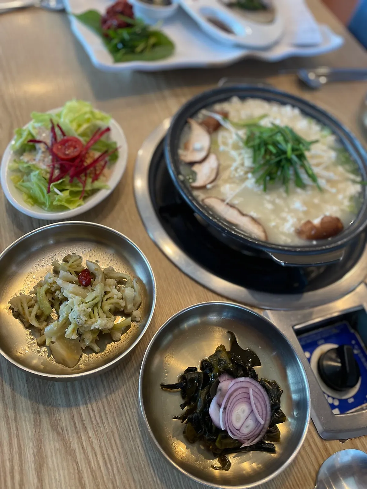 두부와 수육, 가자미식해를 곁들인 두부삼합