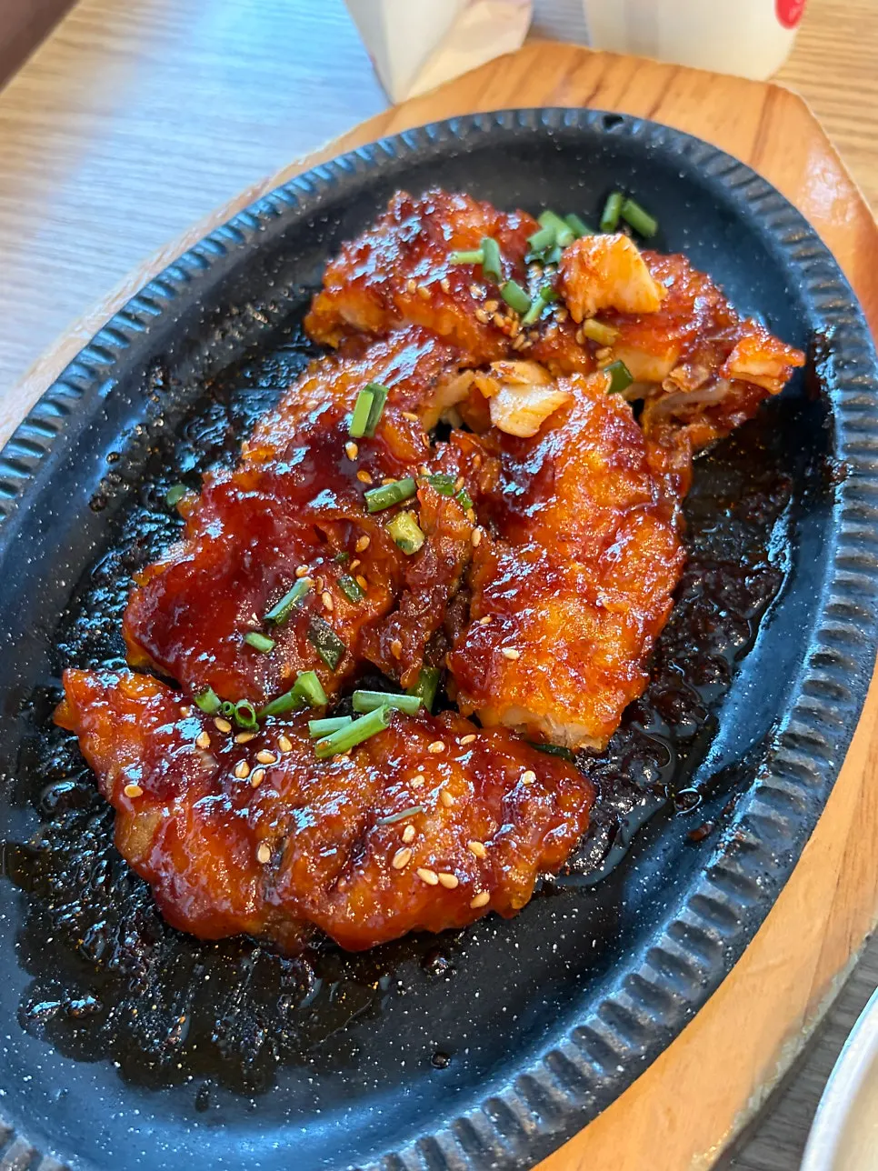 가자미식해를 올린 두부 한 점