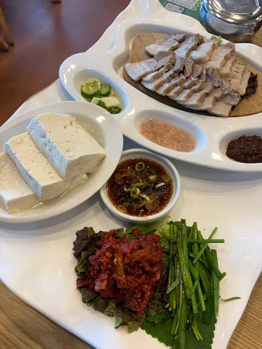 흰 쌀밥과 반찬이 놓인 테이블