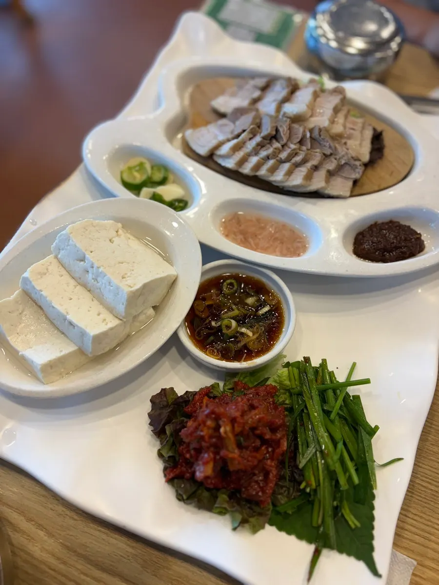 초당순두부와 수육, 가자미식해 두부삼합