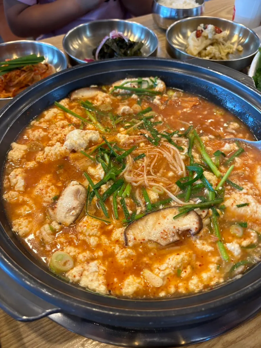 끓고 있는 매운맛 순두부 전골