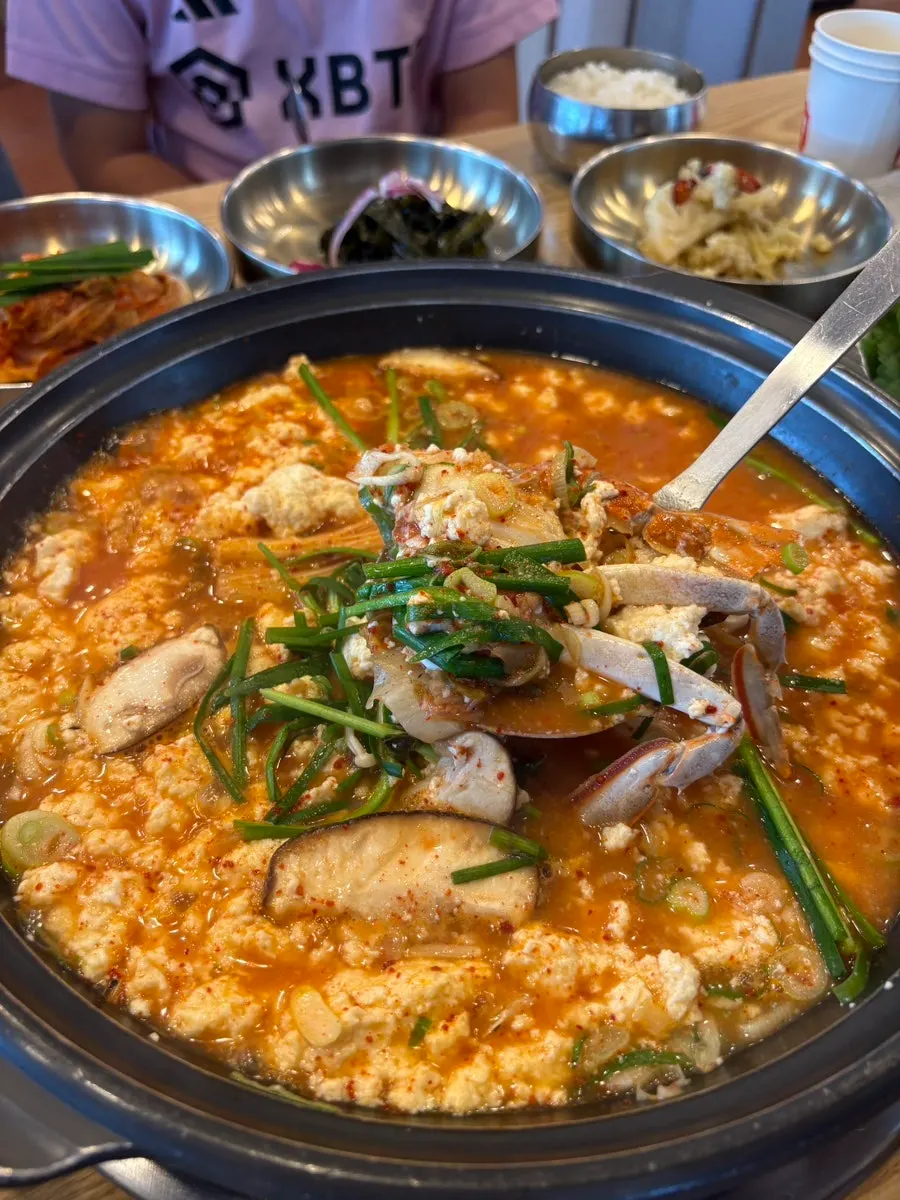 버섯과 채소가 든 순두부 전골 클로즈업