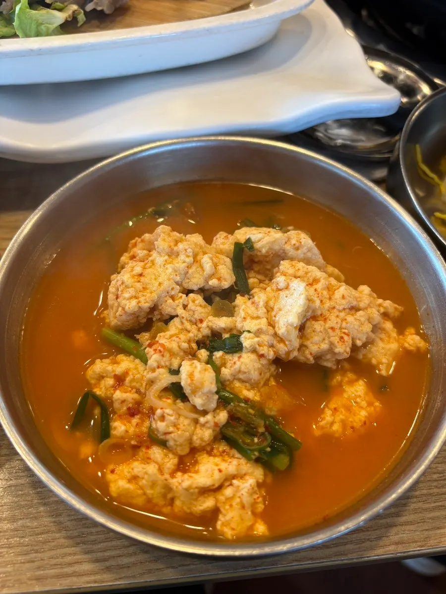 순두부 전골 국물을 떠올린 국자
