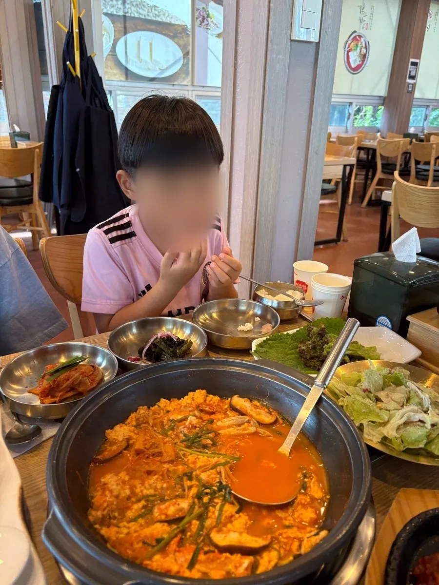 전골과 밥을 함께 담은 그릇
