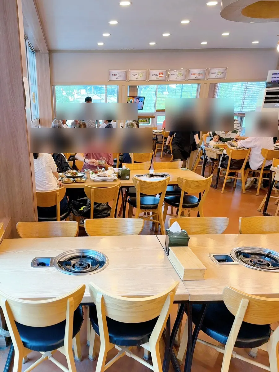 대기 공간에 놓인 의자