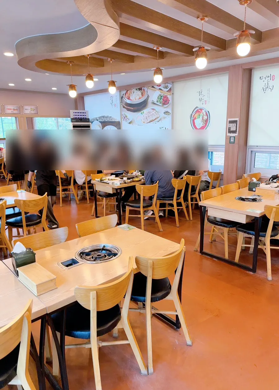 한식당 느낌의 넓은 매장 내부