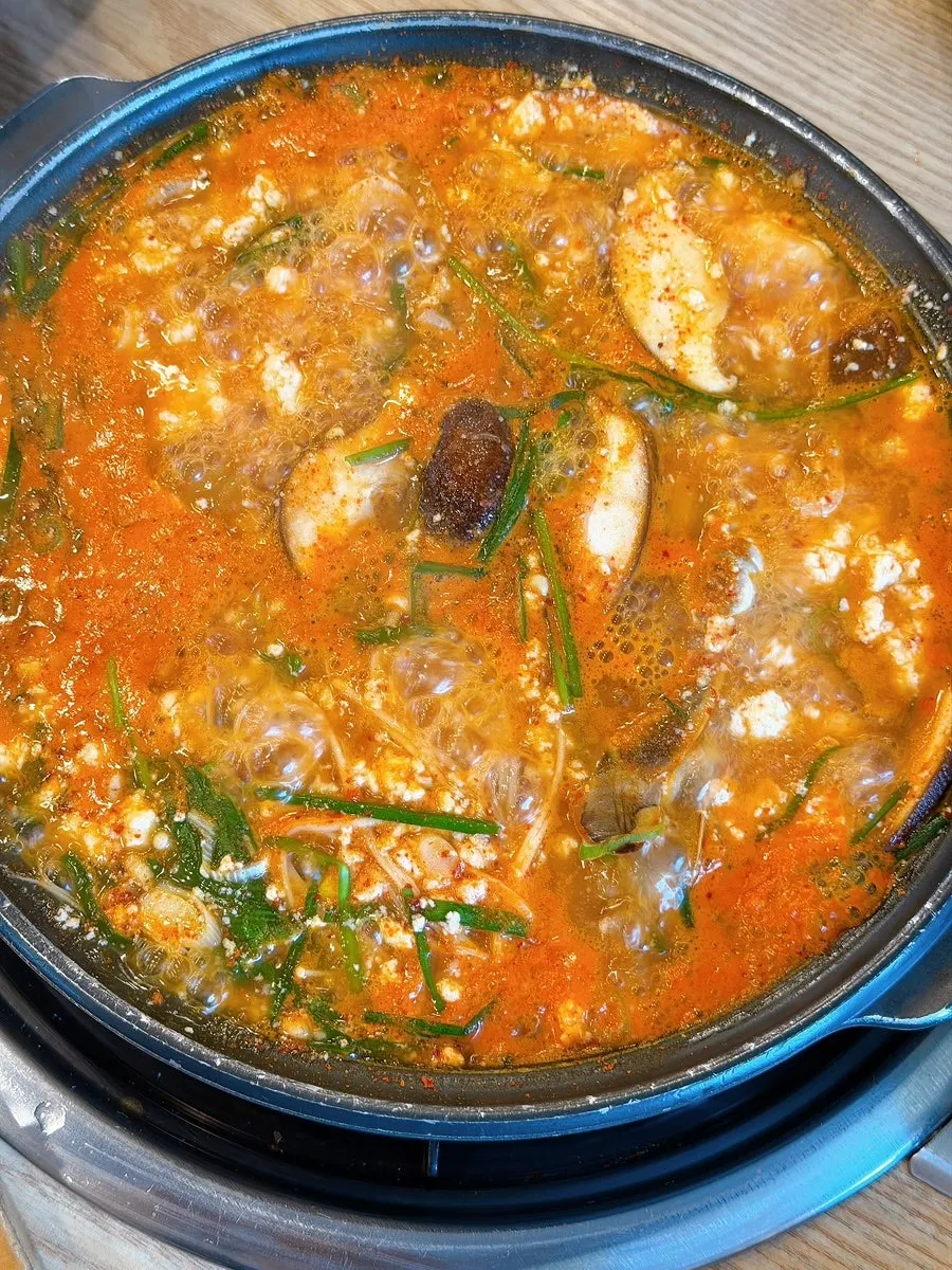 양념장을 푼 붉은 순두부 전골