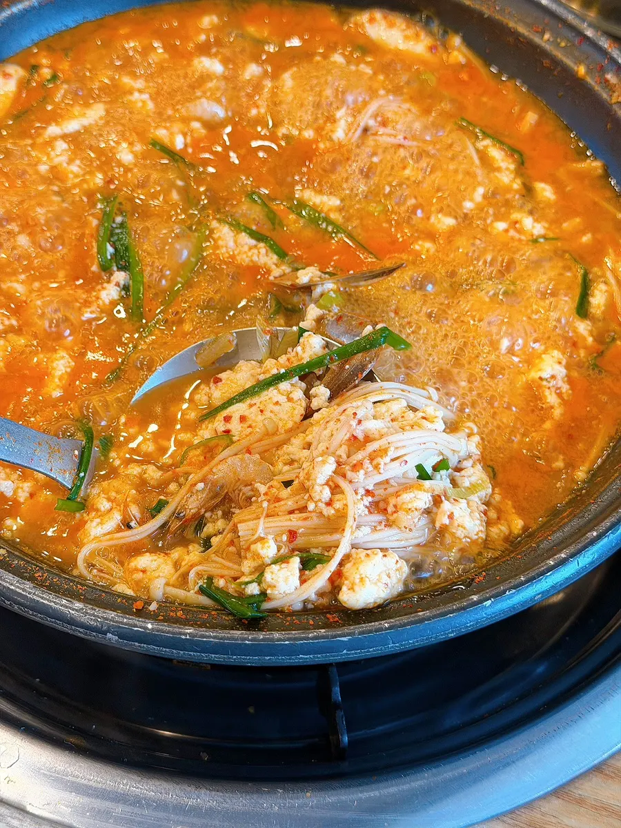 팔팔 끓고 있는 순두부 전골
