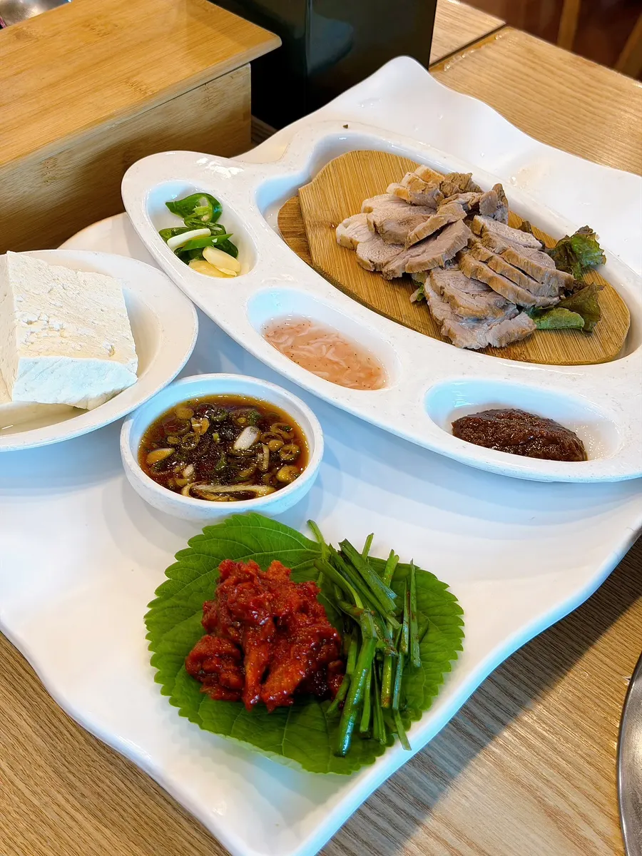두부와 수육이 함께 나온 두부삼합