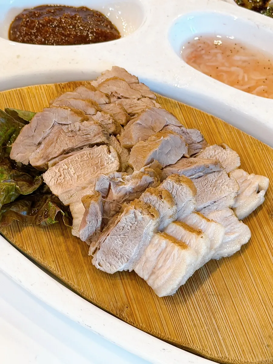 부드럽게 썰린 수육