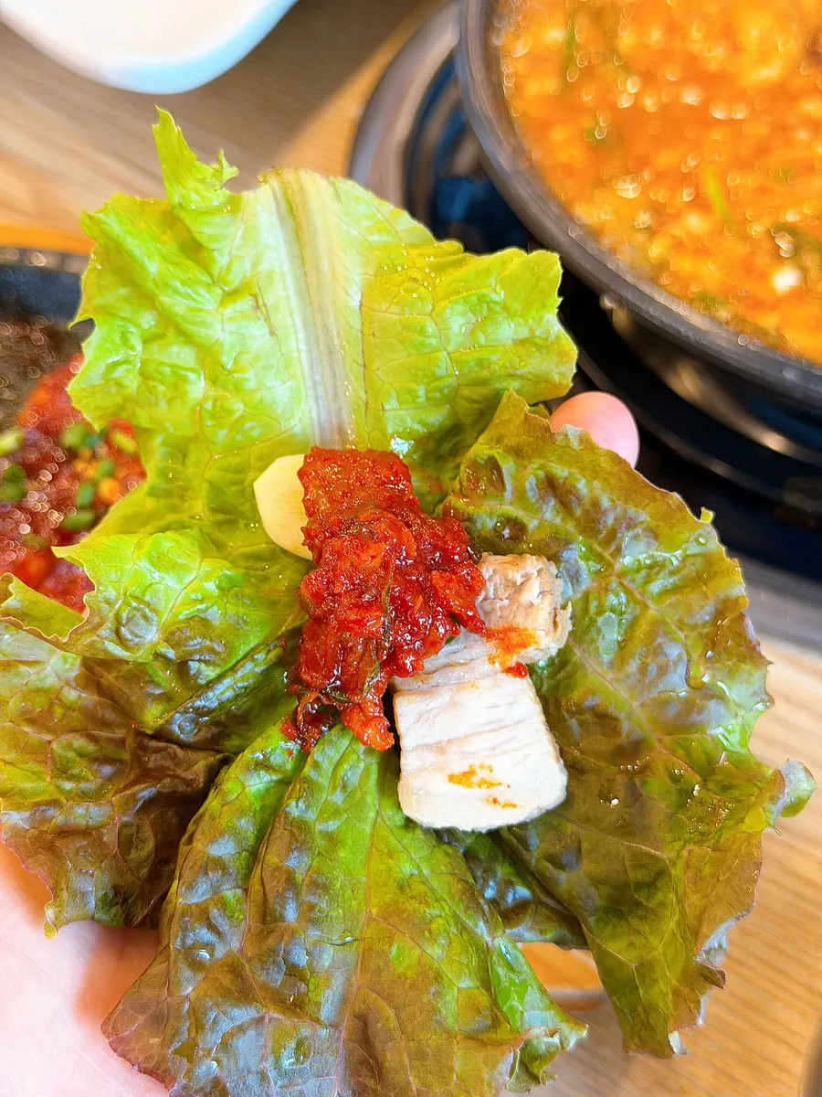 상추에 수육을 올린 쌈