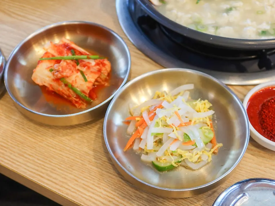 Side dish spread at Jeong Eunsuk Chodang Sundubu