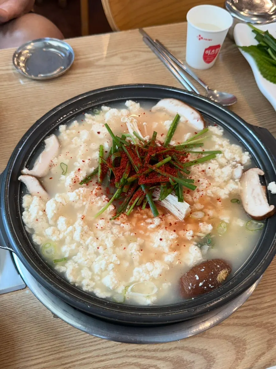 흰 순두부가 듬뿍 담긴 순두부전골