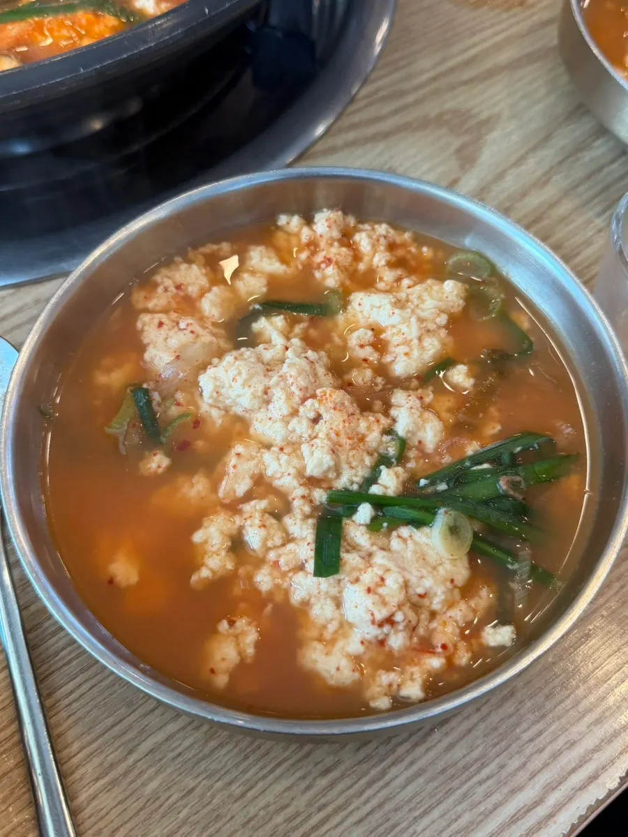그릇에 덜어 담은 순두부전골