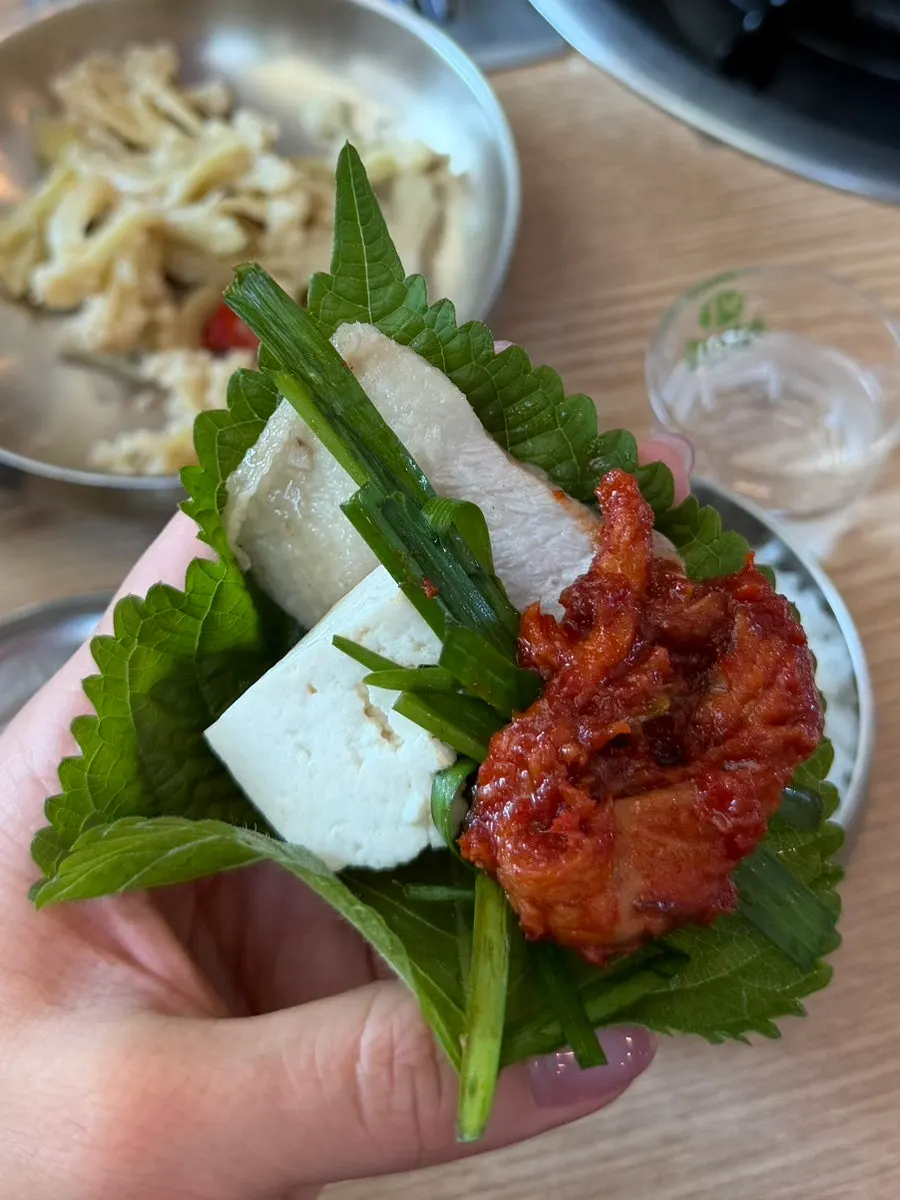 두부에 김치를 올린 한입
