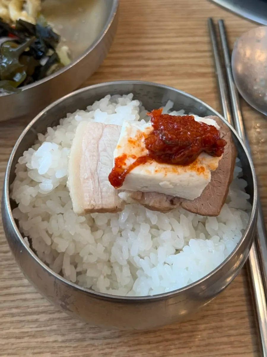 깻잎에 두부와 김치, 부추를 올린 쌈