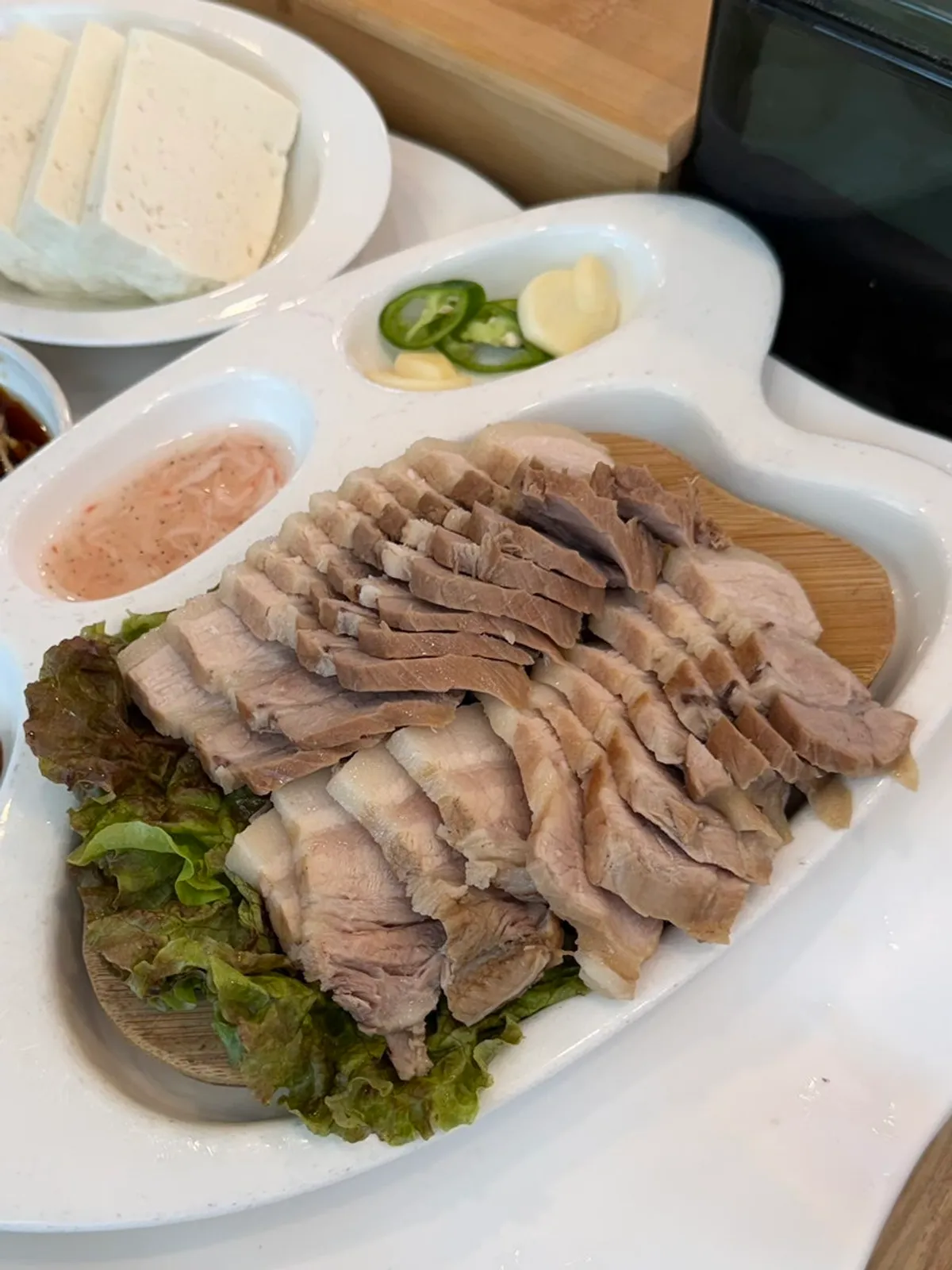 순두부전골과 보쌈, 코다리가 함께 놓인 한상