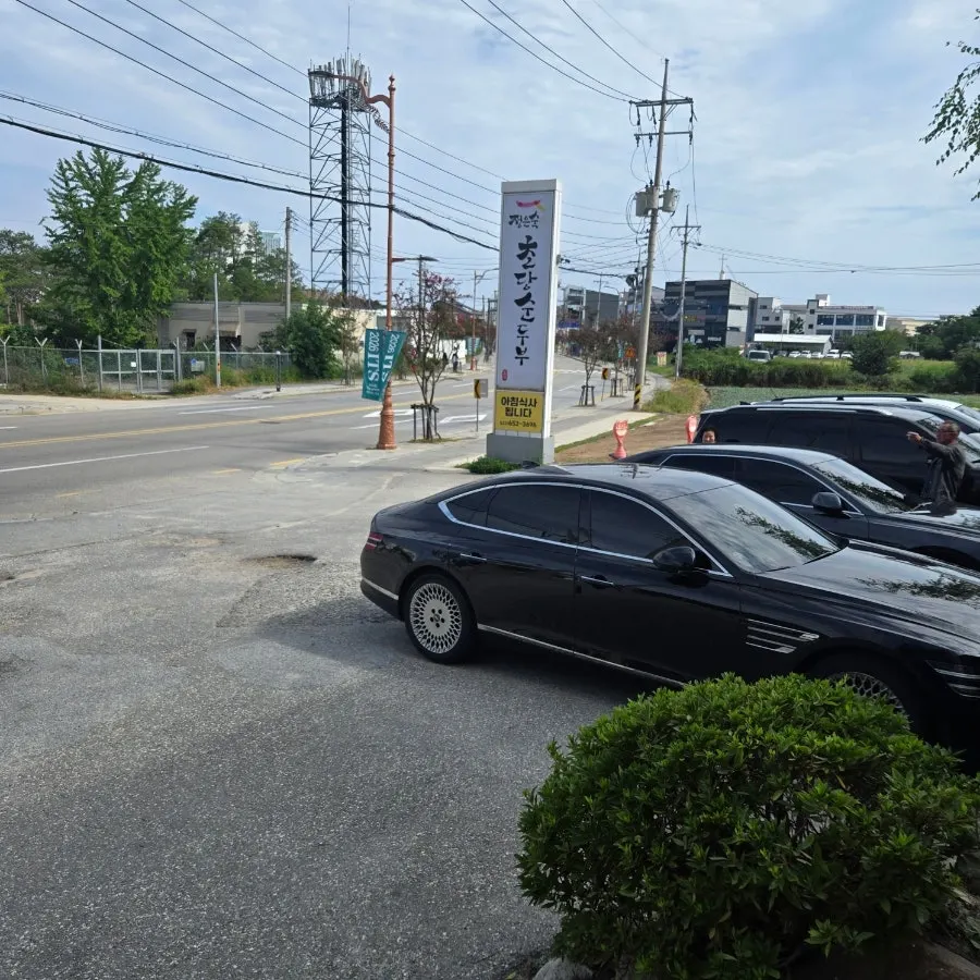Parking guidance and surrounding road at Jeong Eunsuk Chodang Sundubu