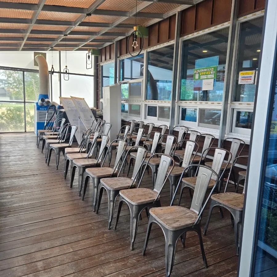 Waiting area at the entrance of Jeong Eunsuk Chodang Sundubu