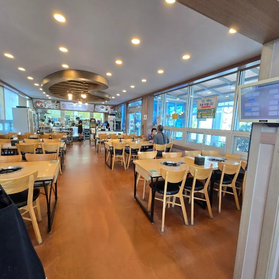 The spacious main hall inside Jeong Eunsuk Chodang Sundubu