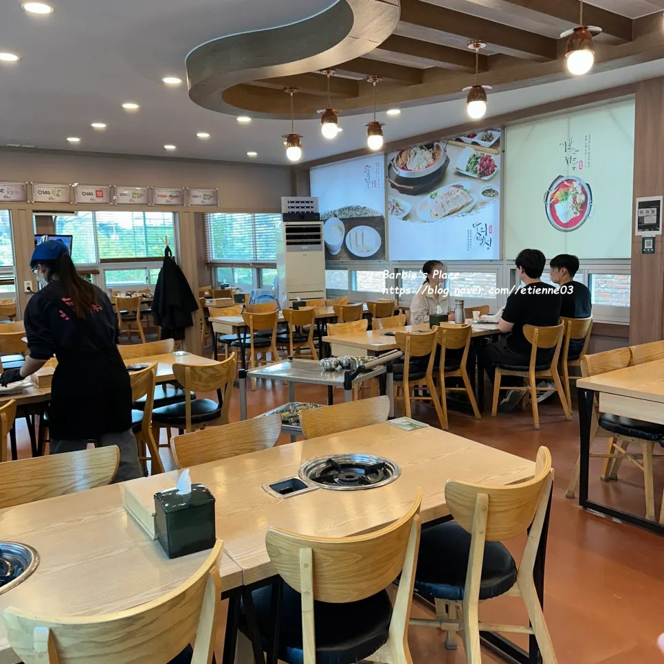 오전 11시 여유로운 정은숙초당순두부 홀 좌석