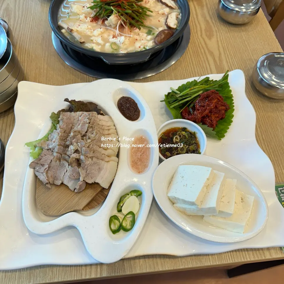 두부와 가자미식해, 보쌈이 함께 나온 두부 삼합